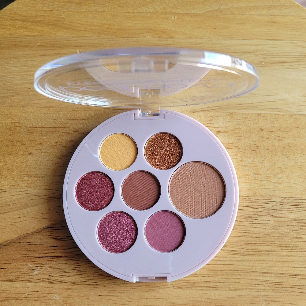 Pear Nova Eyeshadow Palette. VEGAN
